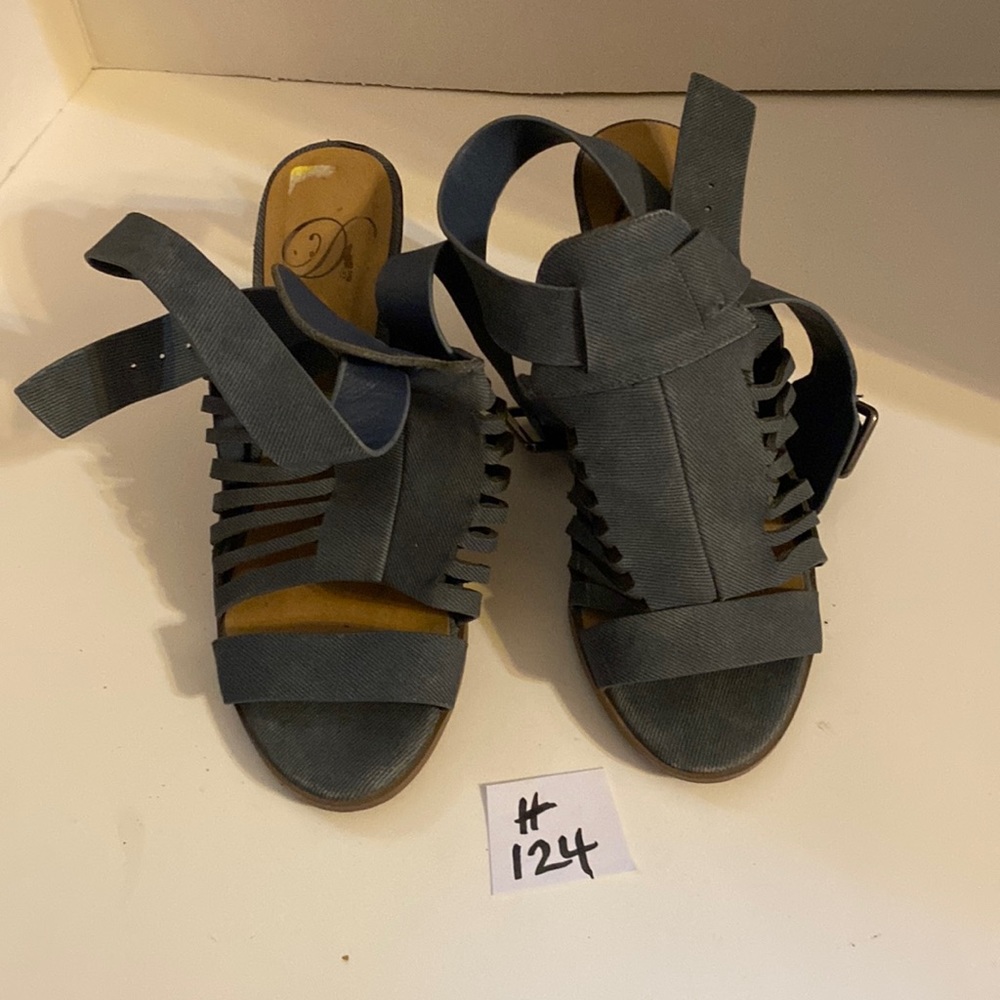 D strappy heels blue size 6. Heel height 4 inch heels